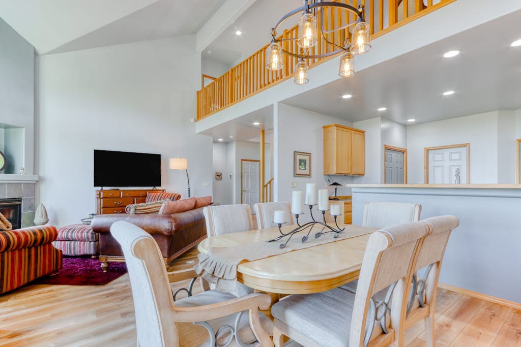 Golf course-front home with deck, hot tub, fireplace, W&D, & community pool