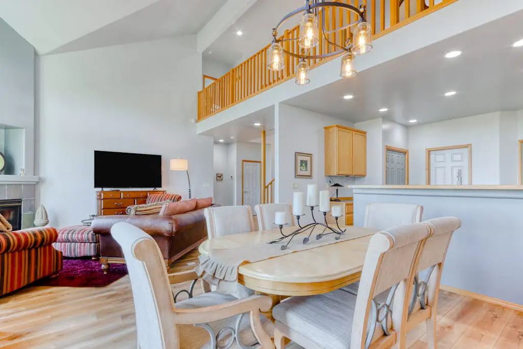 Golf course-front home with deck, hot tub, fireplace, W&D, & community pool