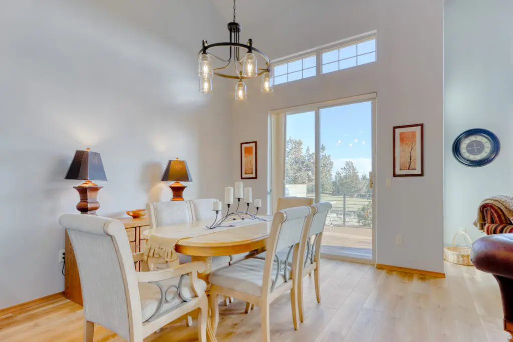 Golf course-front home with deck, hot tub, fireplace, W&D, & community pool
