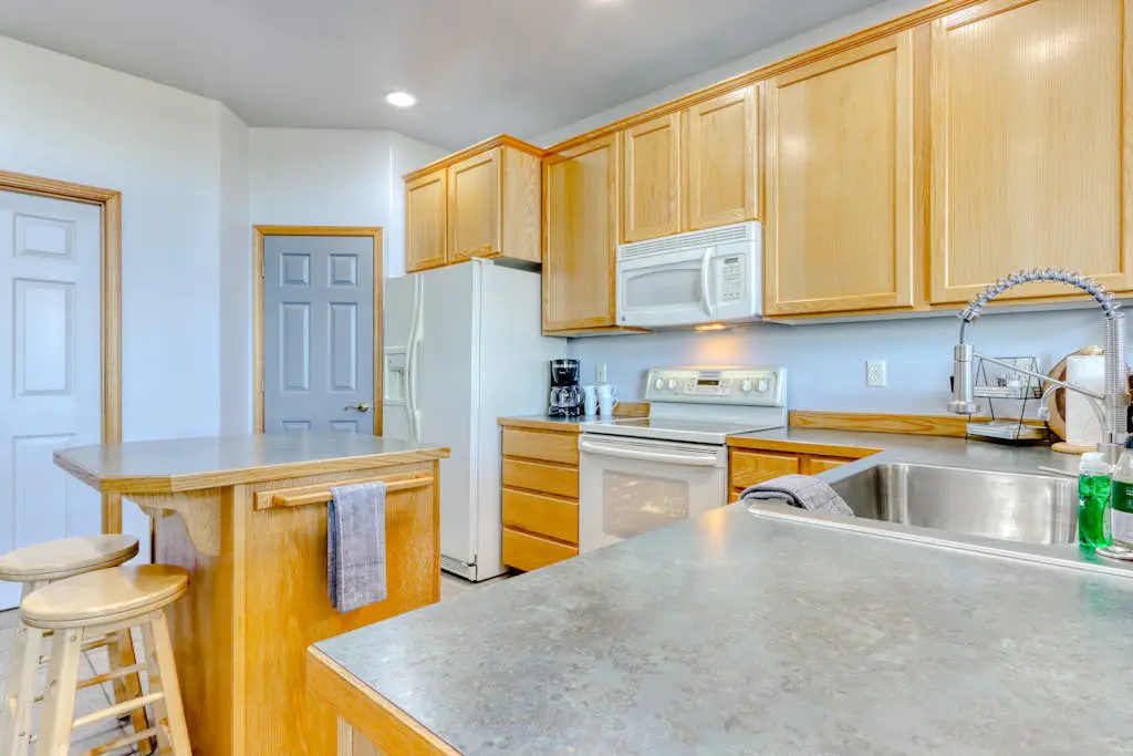 Golf course-front home with deck, hot tub, fireplace, W&D, & community pool