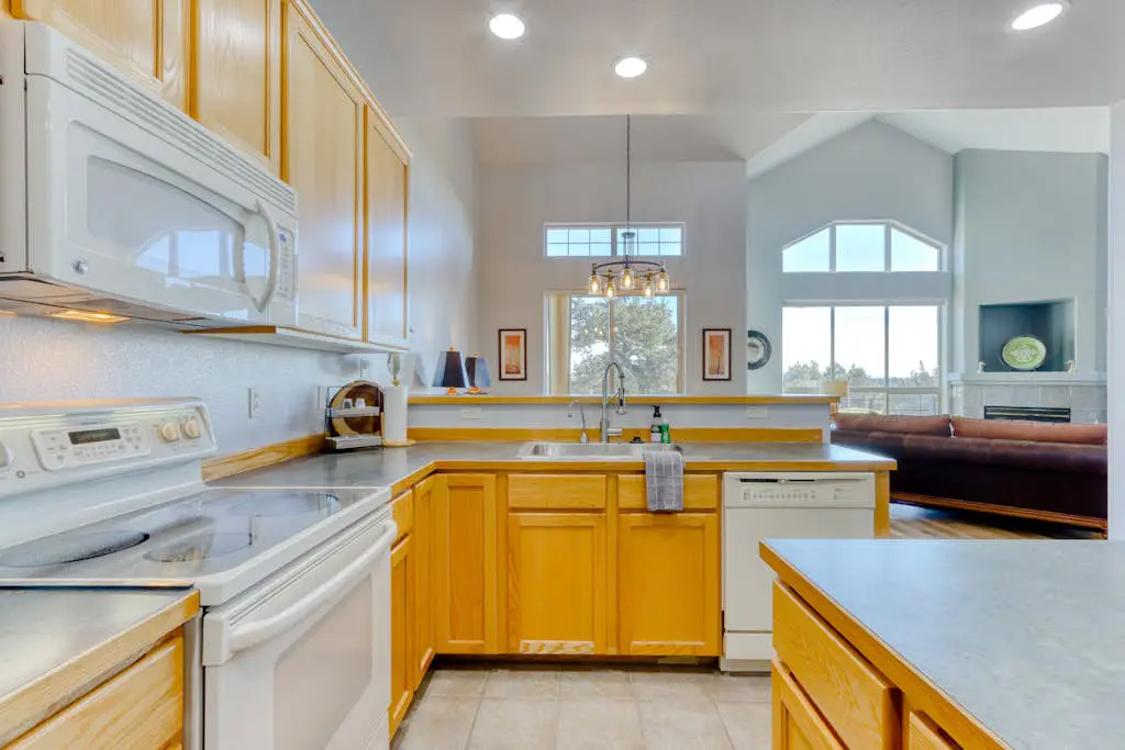 Golf course-front home with deck, hot tub, fireplace, W&D, & community pool