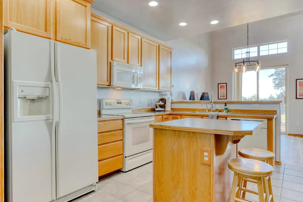Golf course-front home with deck, hot tub, fireplace, W&D, & community pool
