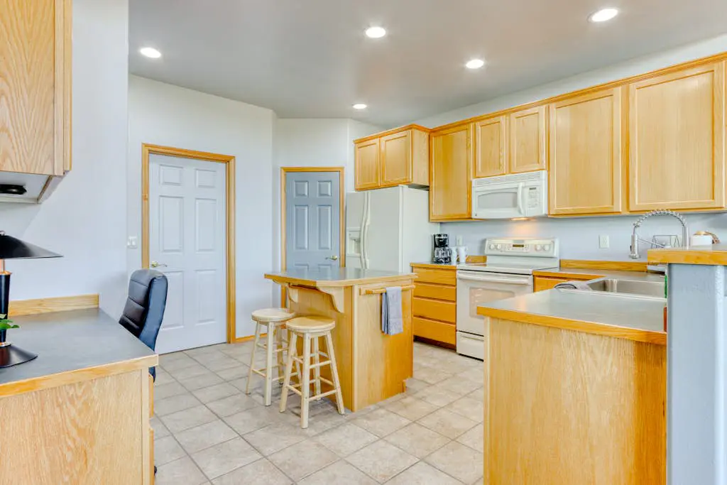 Golf course-front home with deck, hot tub, fireplace, W&D, & community pool