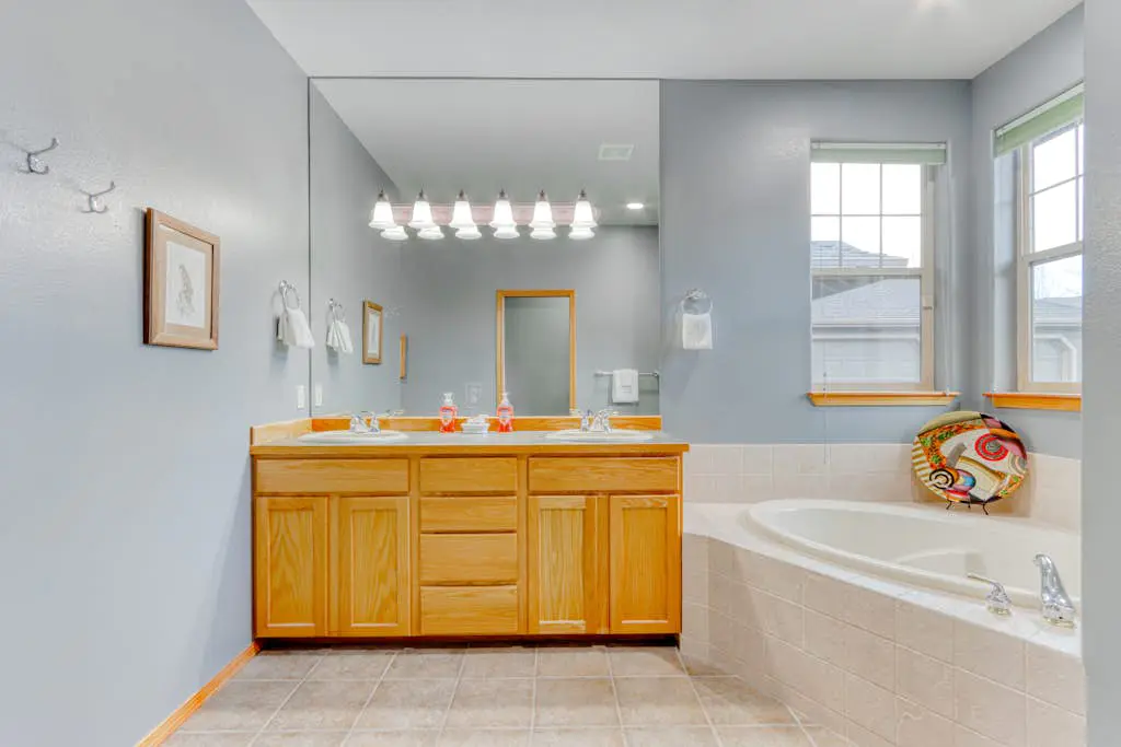 Golf course-front home with deck, hot tub, fireplace, W&D, & community pool