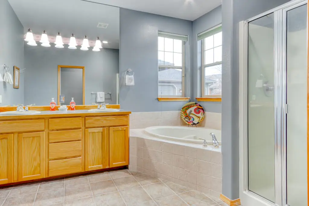 Golf course-front home with deck, hot tub, fireplace, W&D, & community pool