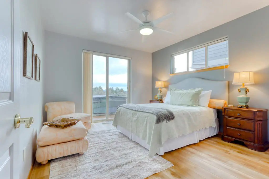 Golf course-front home with deck, hot tub, fireplace, W&D, & community pool
