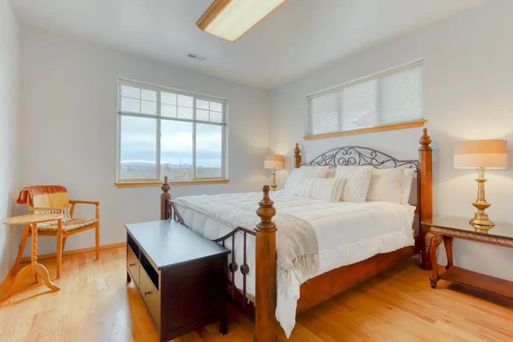 Golf course-front home with deck, hot tub, fireplace, W&D, & community pool