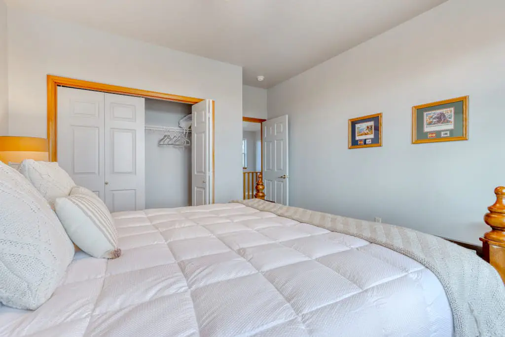 Golf course-front home with deck, hot tub, fireplace, W&D, & community pool