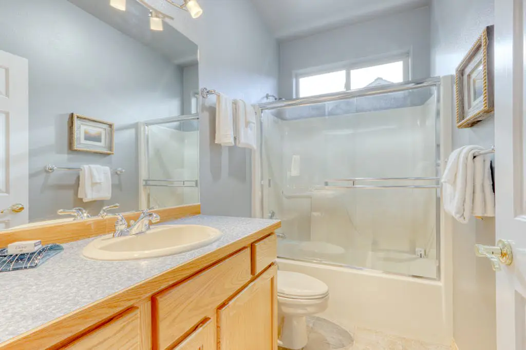 Golf course-front home with deck, hot tub, fireplace, W&D, & community pool