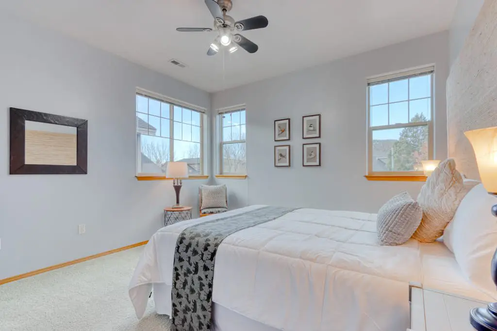 Golf course-front home with deck, hot tub, fireplace, W&D, & community pool