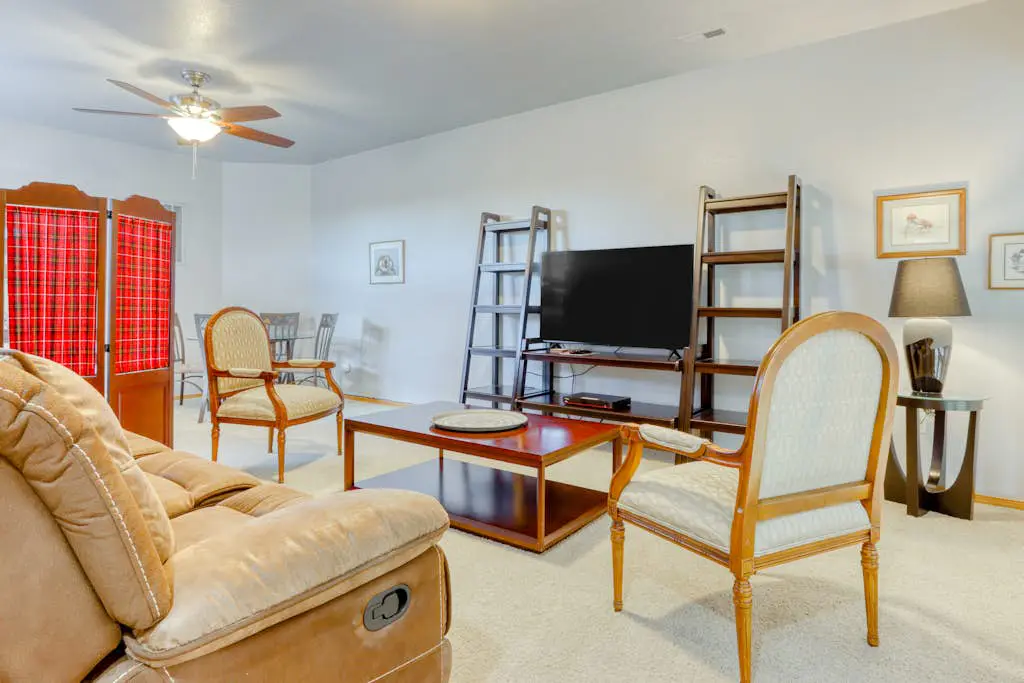 Golf course-front home with deck, hot tub, fireplace, W&D, & community pool