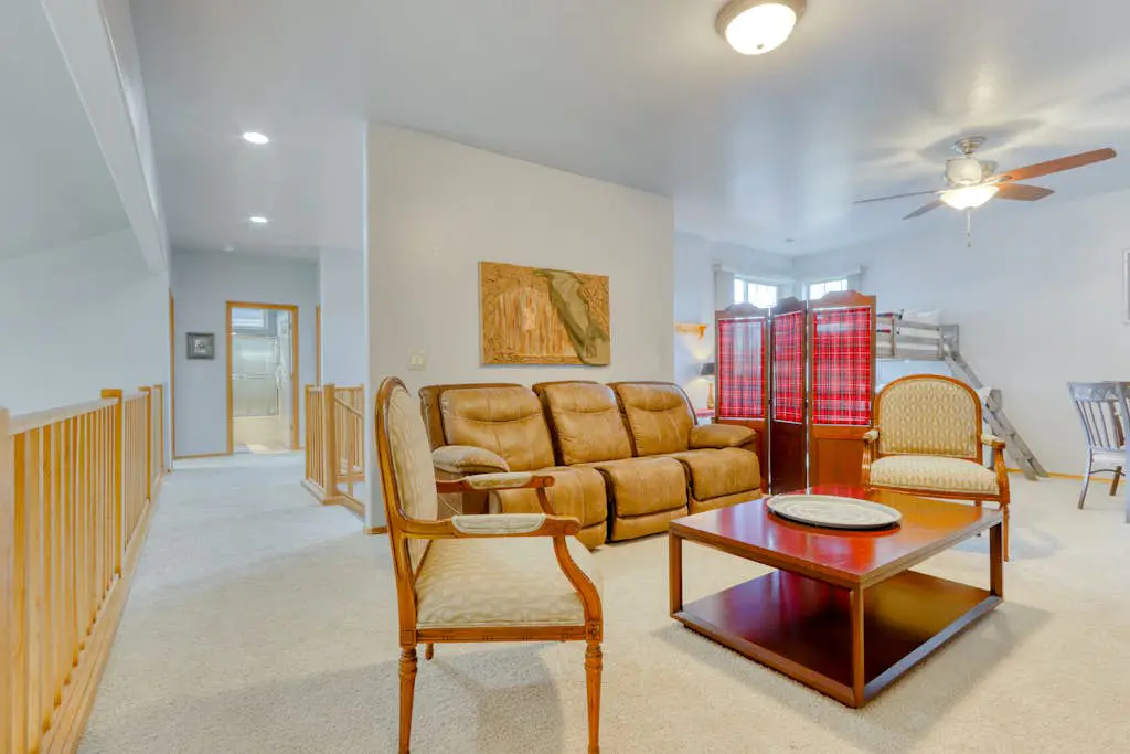 Golf course-front home with deck, hot tub, fireplace, W&D, & community pool