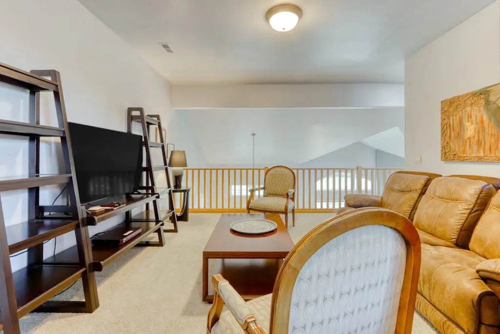 Golf course-front home with deck, hot tub, fireplace, W&D, & community pool