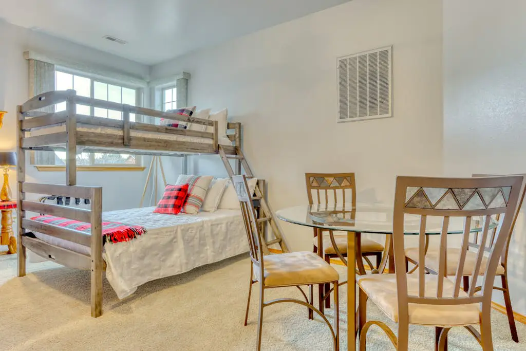 Golf course-front home with deck, hot tub, fireplace, W&D, & community pool