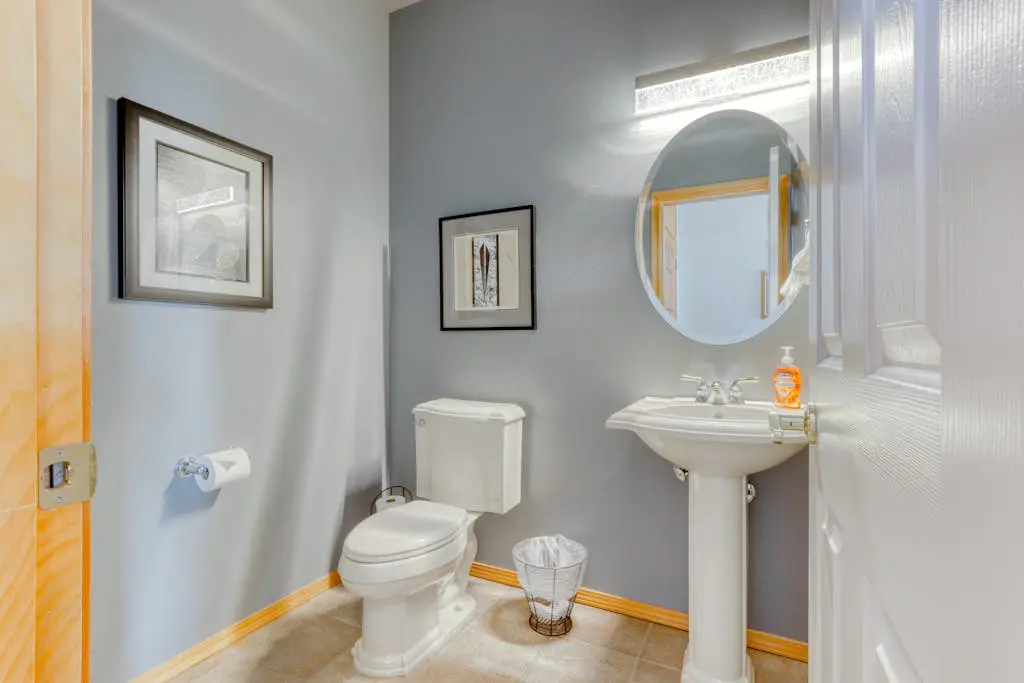 Golf course-front home with deck, hot tub, fireplace, W&D, & community pool