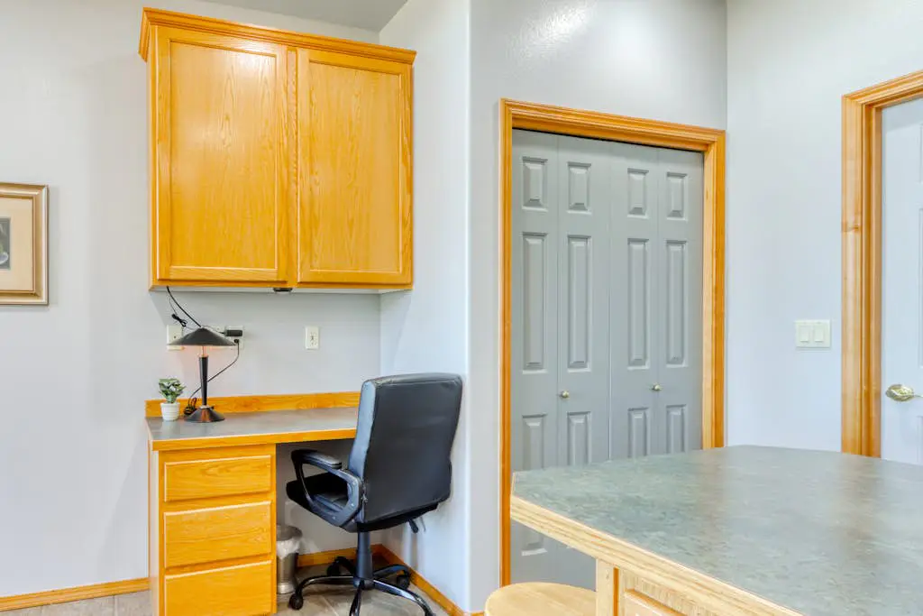 Golf course-front home with deck, hot tub, fireplace, W&D, & community pool