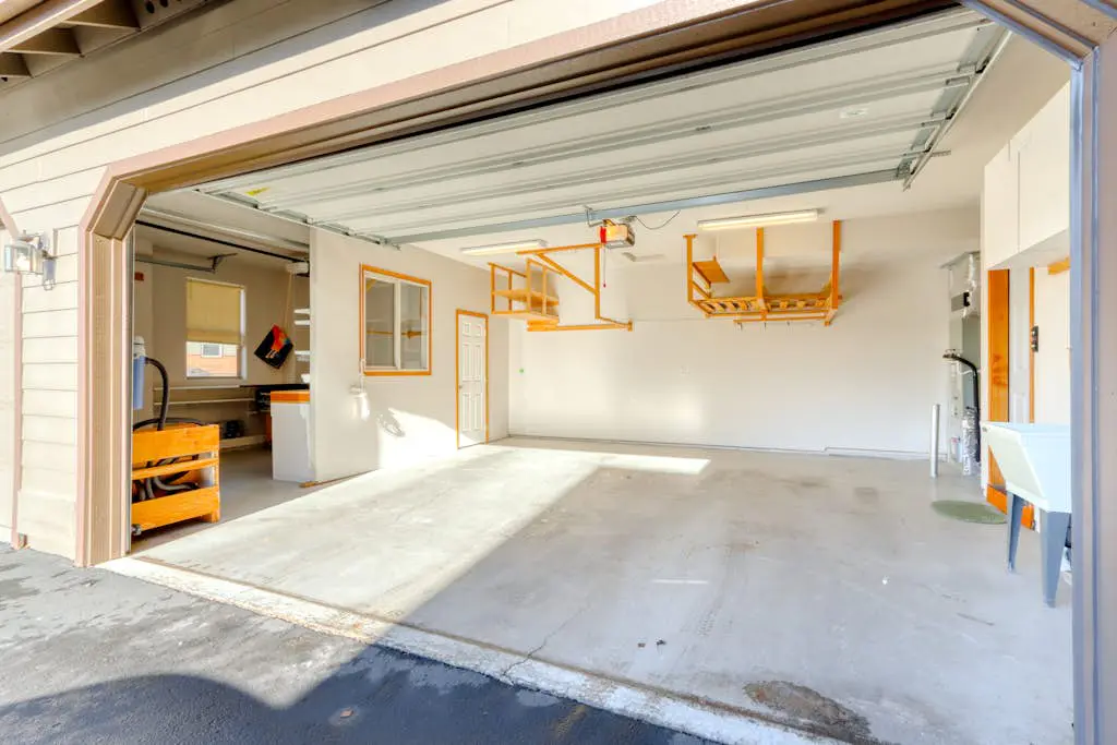 Golf course-front home with deck, hot tub, fireplace, W&D, & community pool