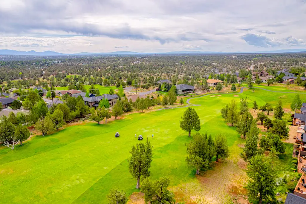 Golf course-front home with deck, hot tub, fireplace, W&D, & community pool