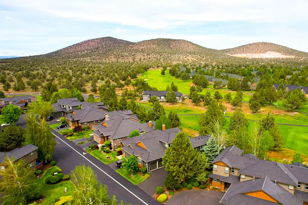 Golf course-front home with deck, hot tub, fireplace, W&D, & community pool