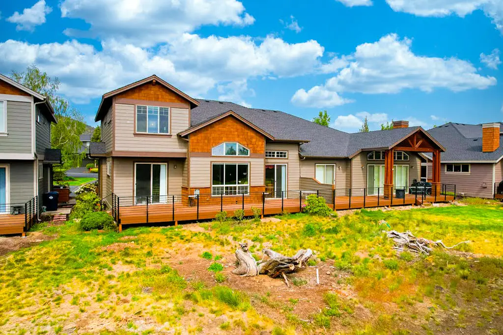 Golf course-front home with deck, hot tub, fireplace, W&D, & community pool