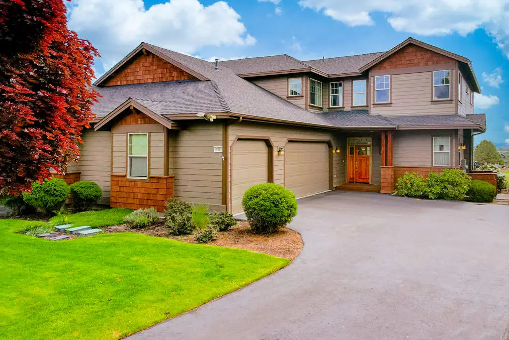 Golf course-front home with deck, hot tub, fireplace, W&D, & community pool