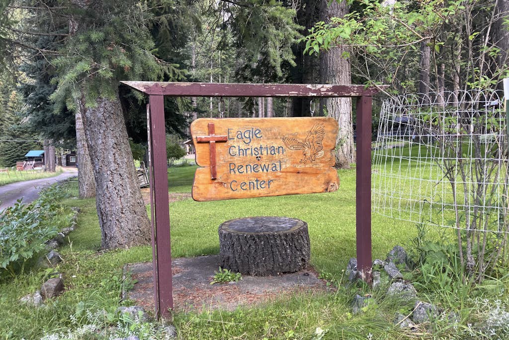 Spacius family friendly home with a gas grill, full kitchen, W/D & wood stove