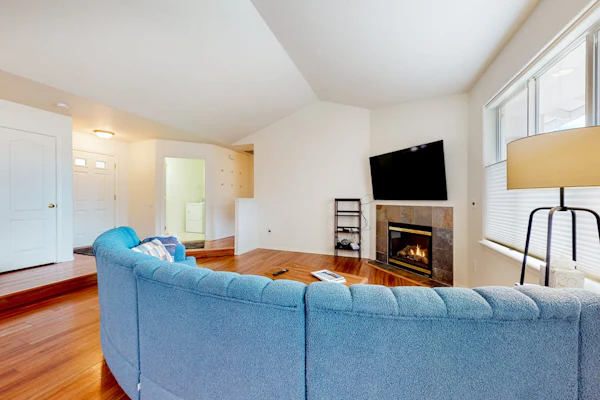 Dog-friendly home with enclosed yard, fireplace, W/D, central AC, & streaming