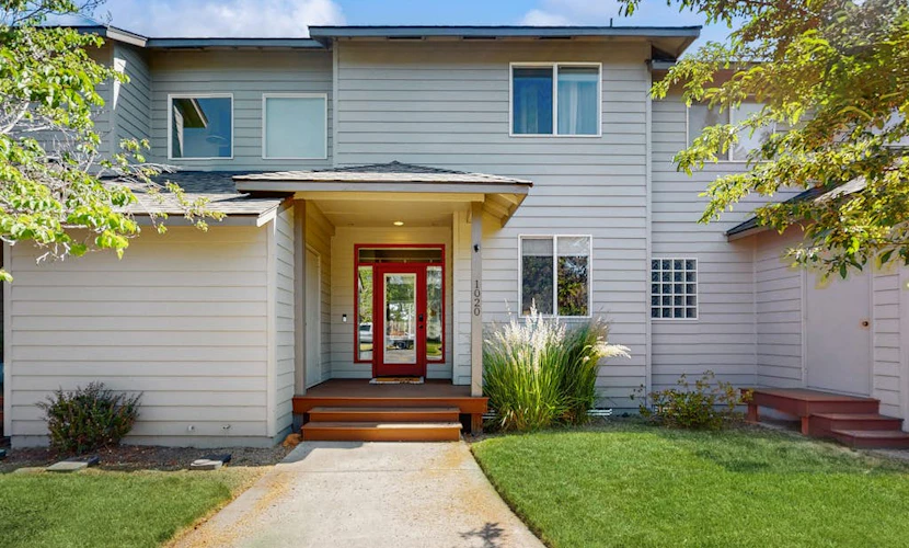 Cozy Townhouse Overlooking 1st Tee - access to Eagle Crest Resort, Sports Center