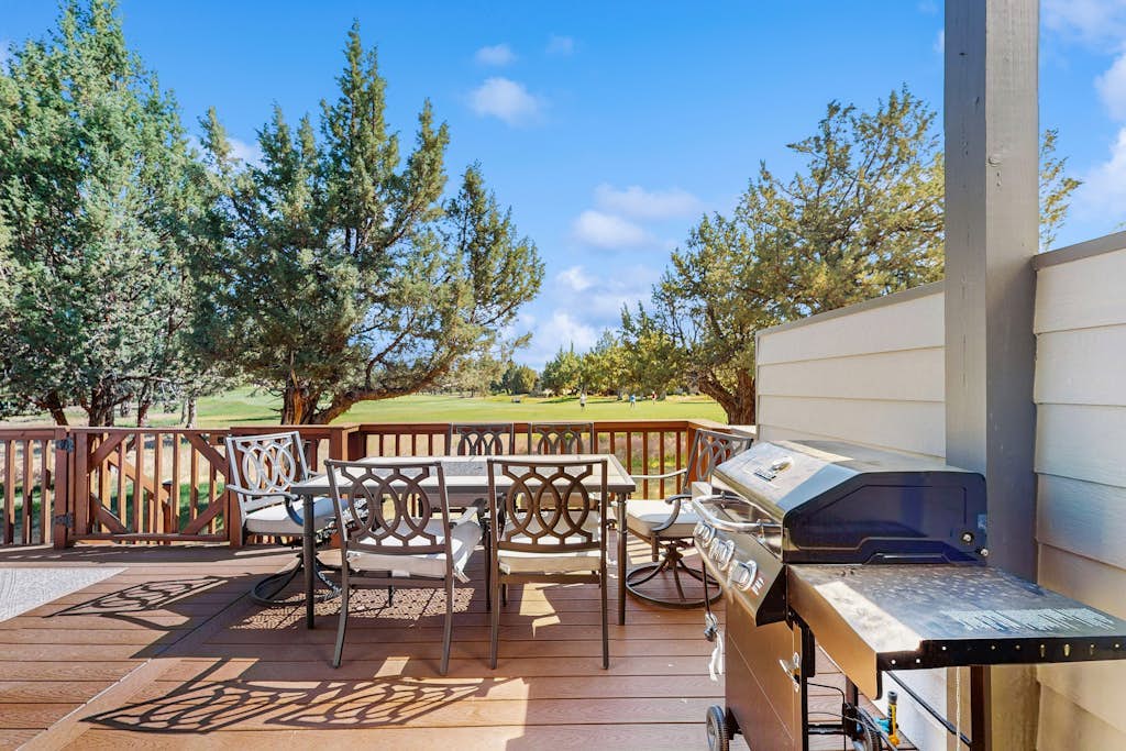 Cozy Townhouse Overlooking 1st Tee - access to Eagle Crest Resort, Sports Center