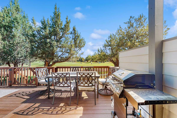 Cozy Townhouse Overlooking 1st Tee - access to Eagle Crest Resort, Sports Center