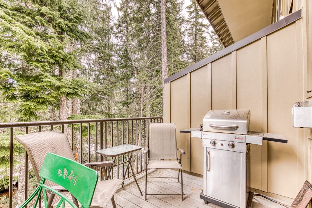 Upscale mountain condo - pool, hot tub, sauna, furnished balcony  & washer/dryer