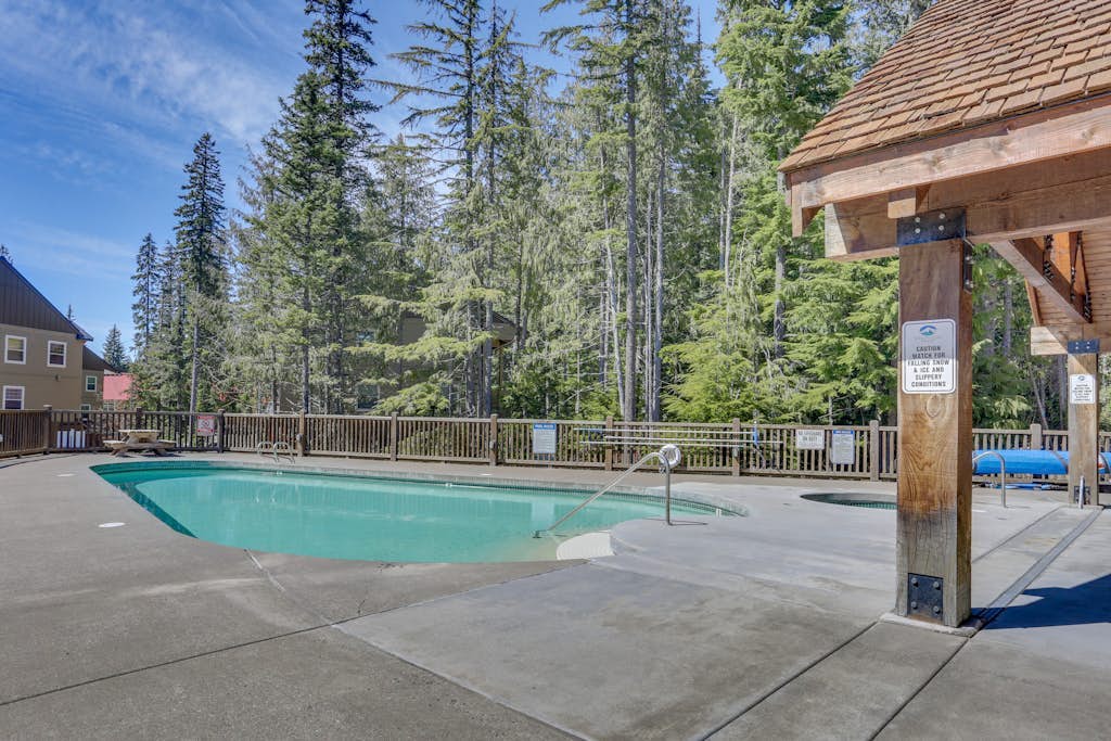 Upscale mountain condo - pool, hot tub, sauna, furnished balcony  & washer/dryer