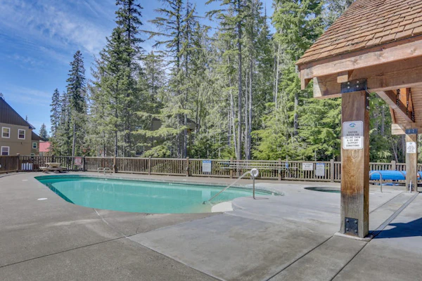 Upscale mountain condo - pool, hot tub, sauna, furnished balcony & washer/dryer