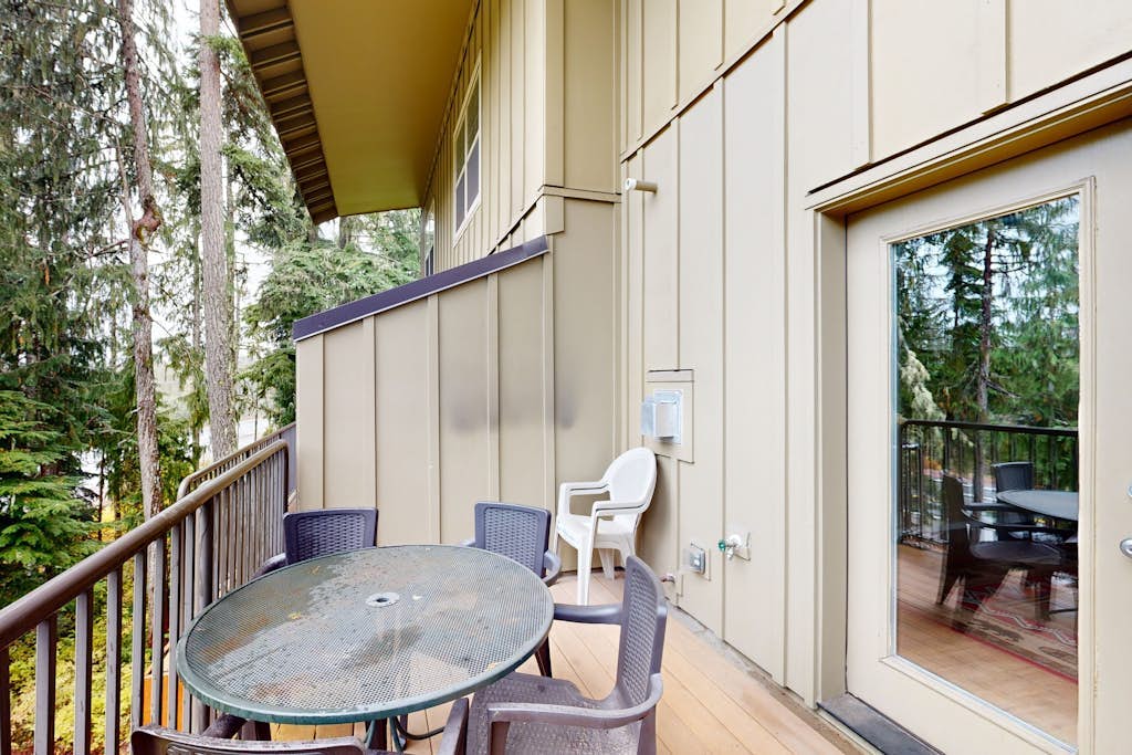 Dog-Friendly Condo with Chef's Kitchen, Pool & Hot Tub - Close to Skiing