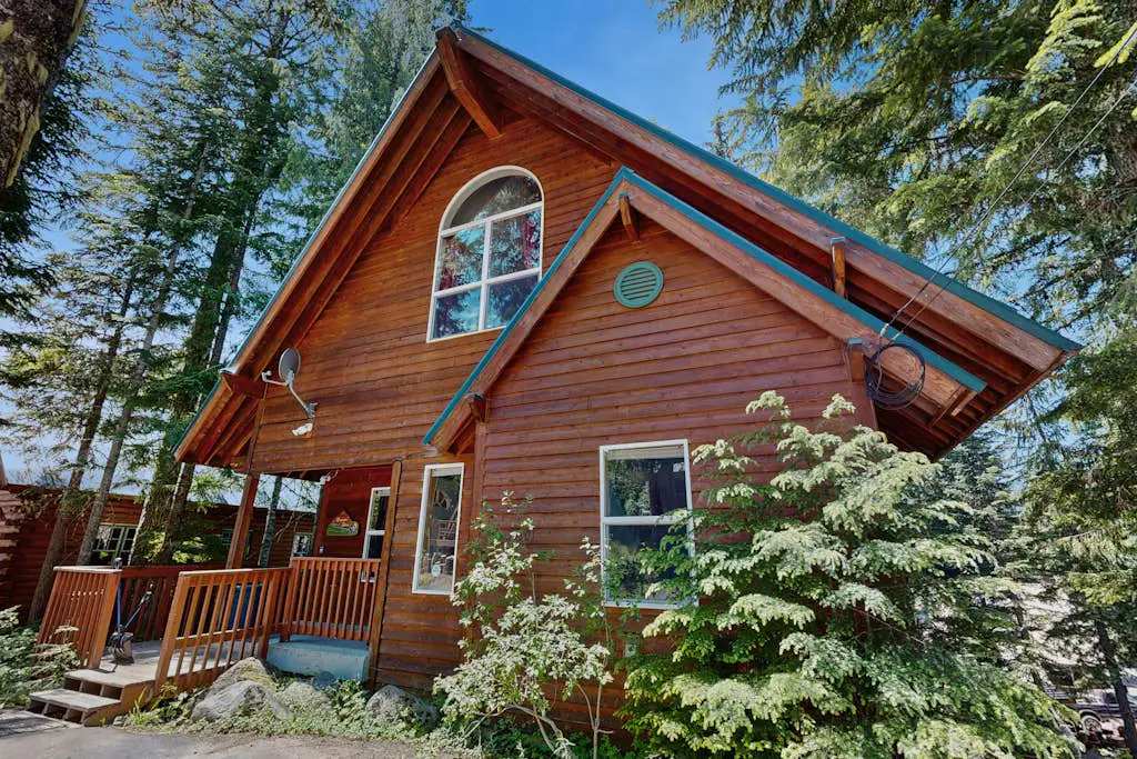 Ski home with mountain views & private hot tub - plus an additional apartment