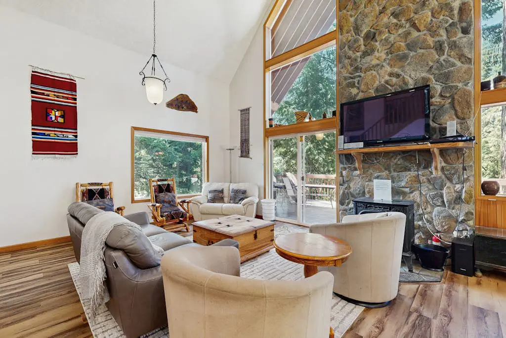 Ski home with mountain views & private hot tub - plus an additional apartment