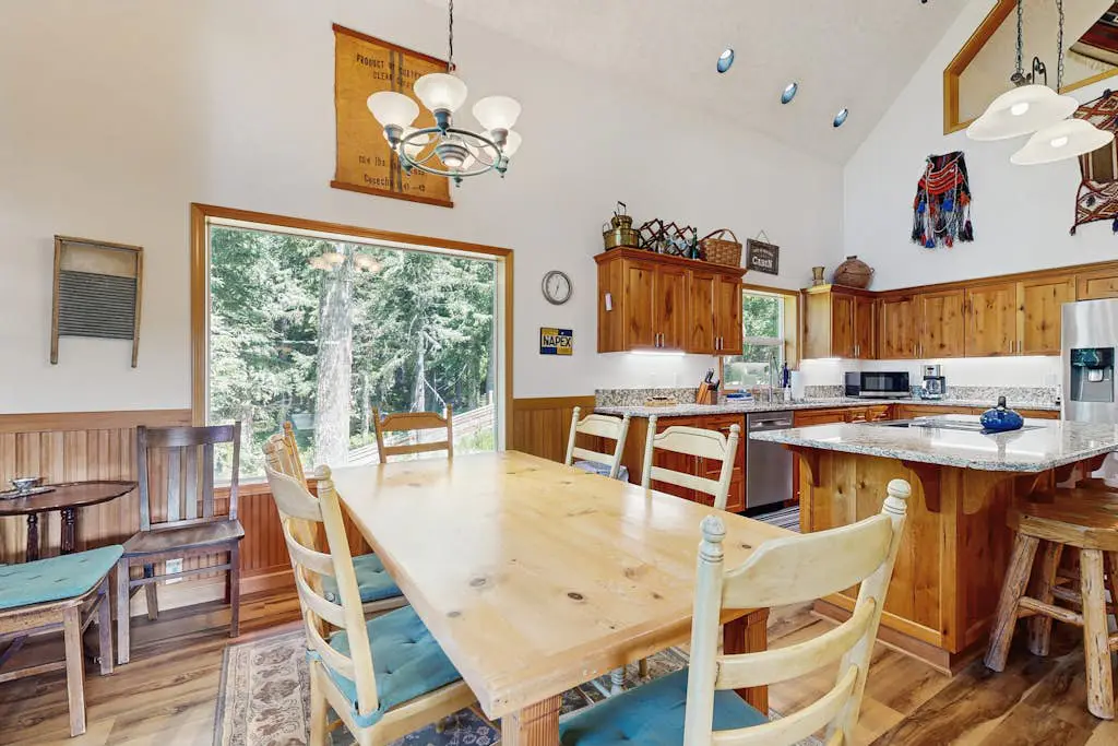 Ski home with mountain views & private hot tub - plus an additional apartment