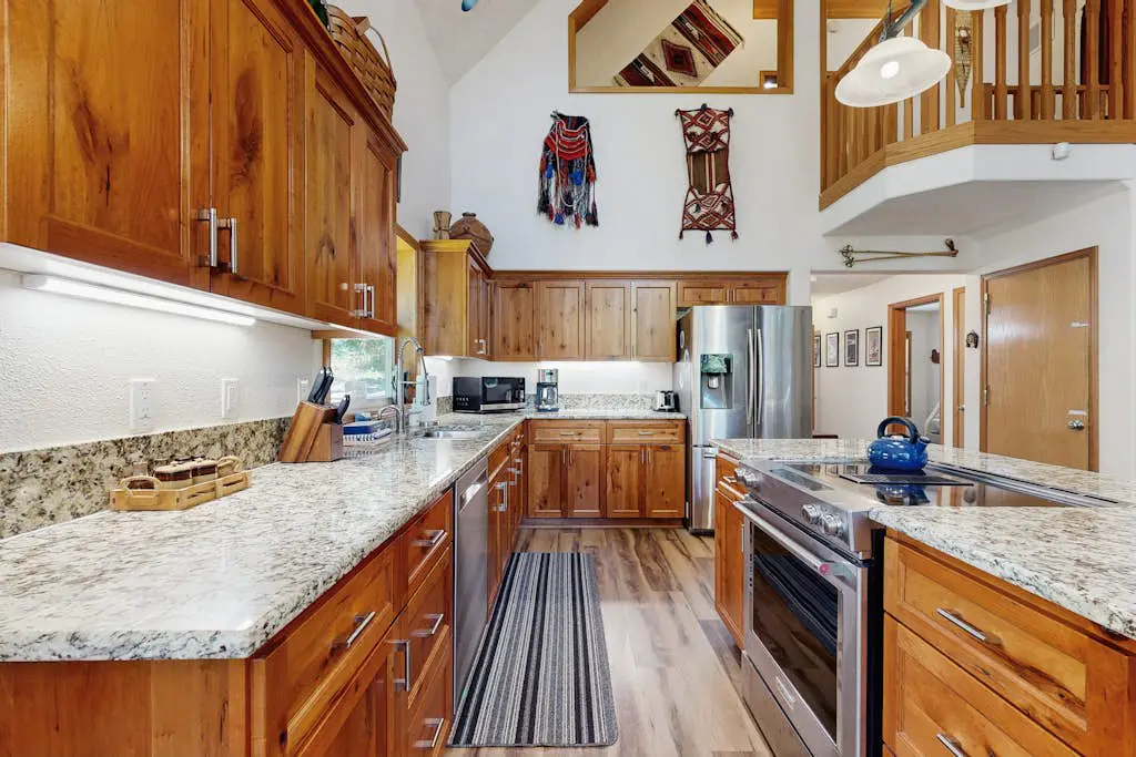 Ski home with mountain views & private hot tub - plus an additional apartment