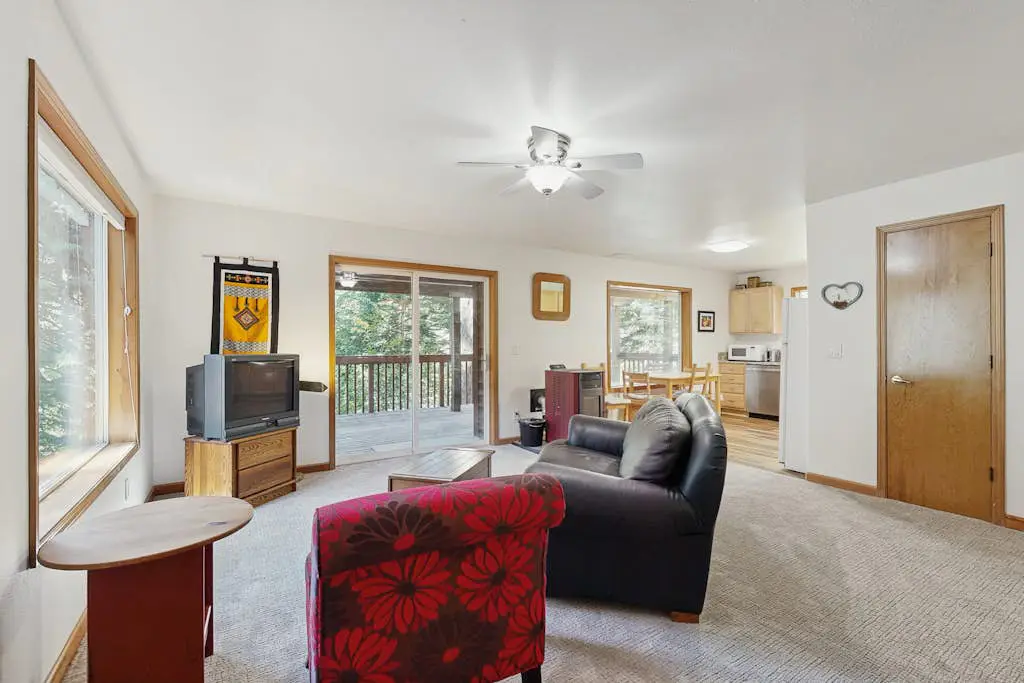 Ski home with mountain views & private hot tub - plus an additional apartment