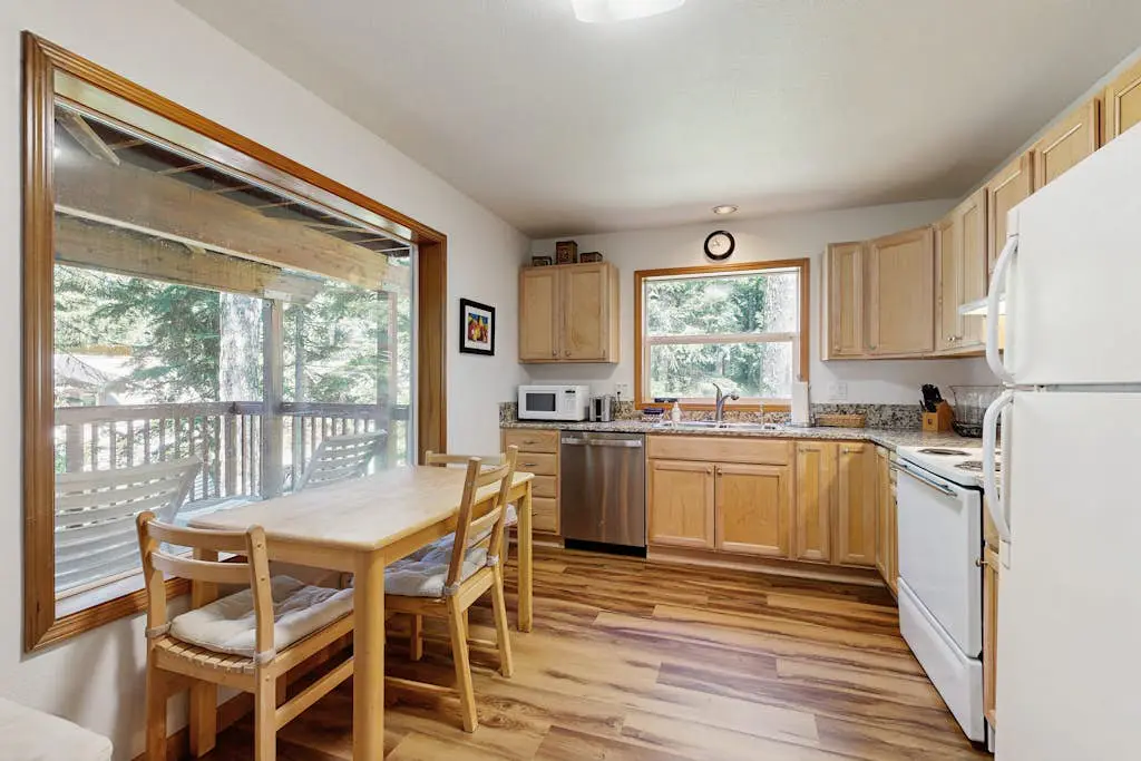 Ski home with mountain views & private hot tub - plus an additional apartment