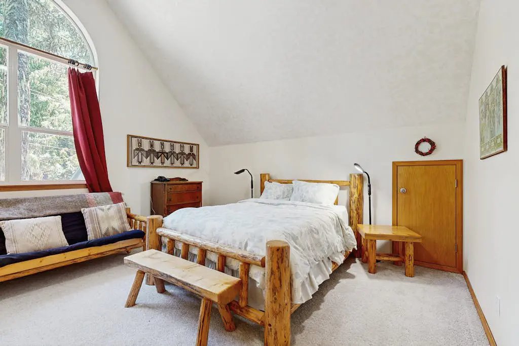 Ski home with mountain views & private hot tub - plus an additional apartment