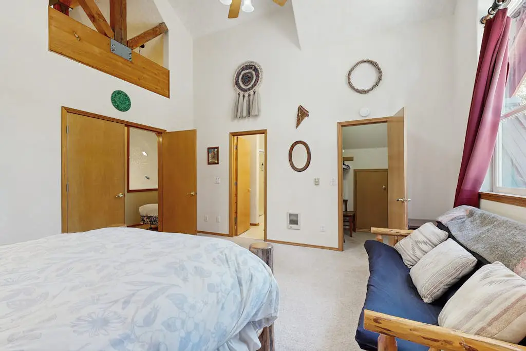 Ski home with mountain views & private hot tub - plus an additional apartment