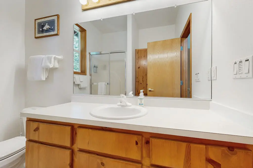 Ski home with mountain views & private hot tub - plus an additional apartment