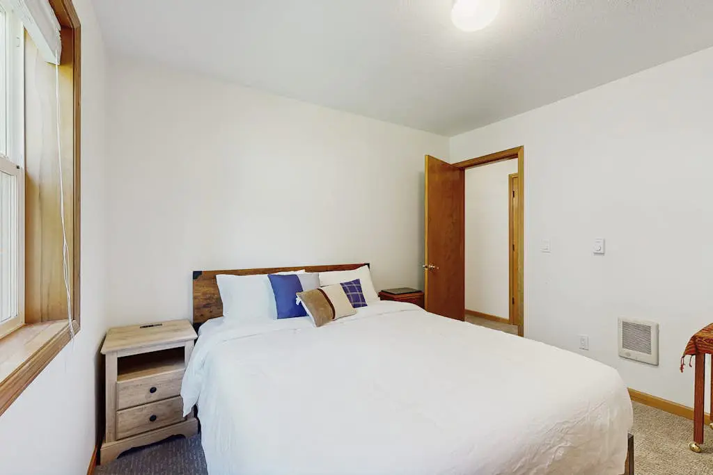 Ski home with mountain views & private hot tub - plus an additional apartment