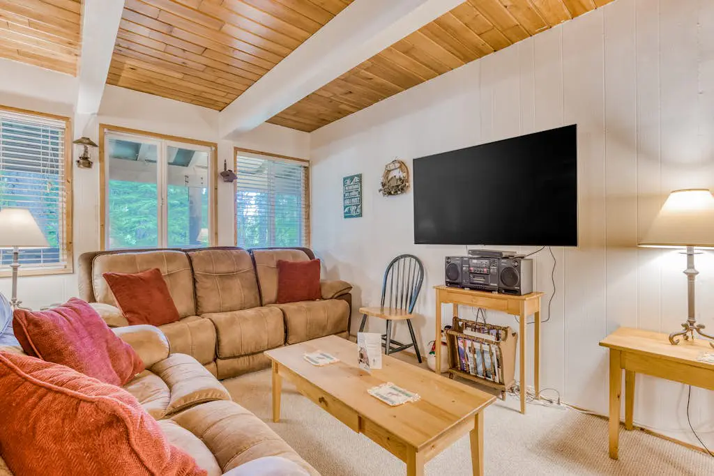 Newly remodeled cabin-style condo near skiing & attractions - dogs welcome