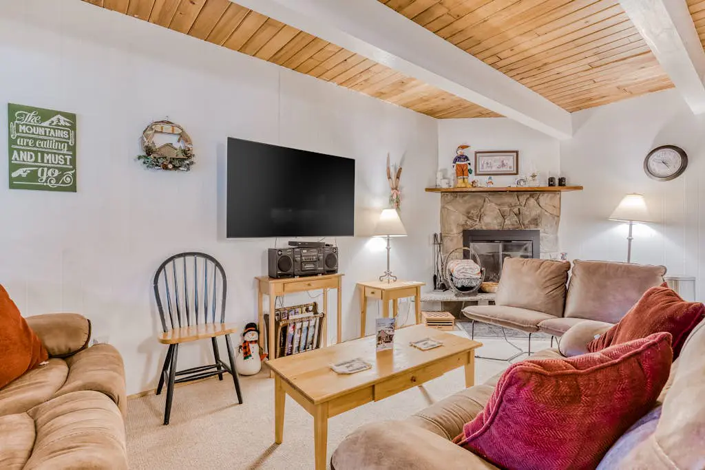 Newly remodeled cabin-style condo near skiing & attractions - dogs welcome