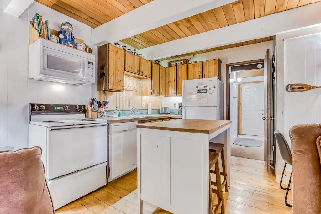 Newly remodeled cabin-style condo near skiing & attractions - dogs welcome