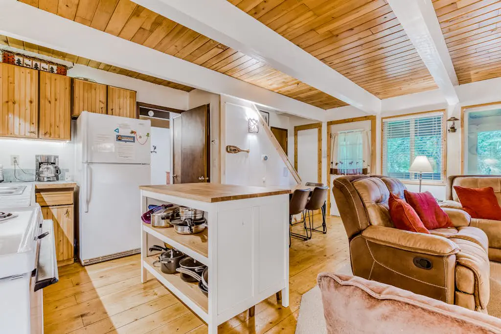 Newly remodeled cabin-style condo near skiing & attractions - dogs welcome