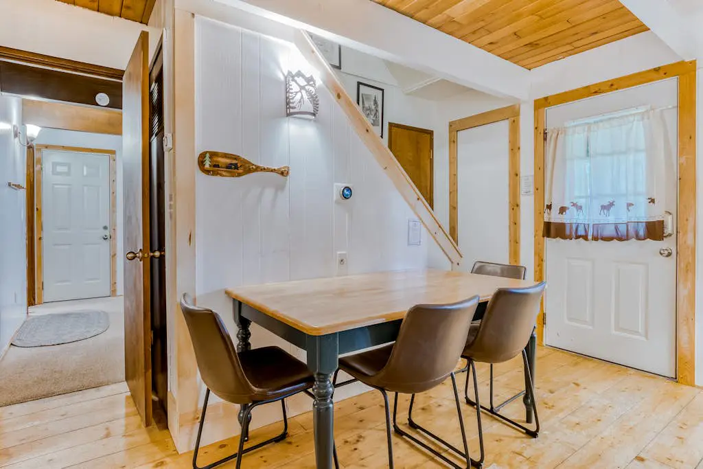 Newly remodeled cabin-style condo near skiing & attractions - dogs welcome