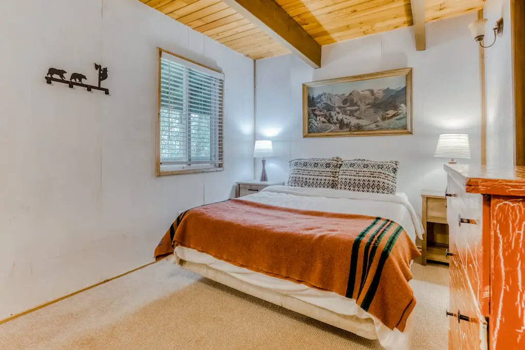 Newly remodeled cabin-style condo near skiing & attractions - dogs welcome